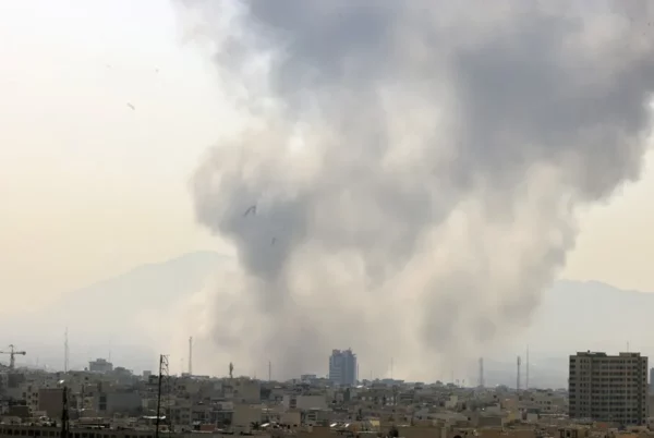 El humo se eleva sobre el centro de Teherán tras el ataque de Israel este sábado.