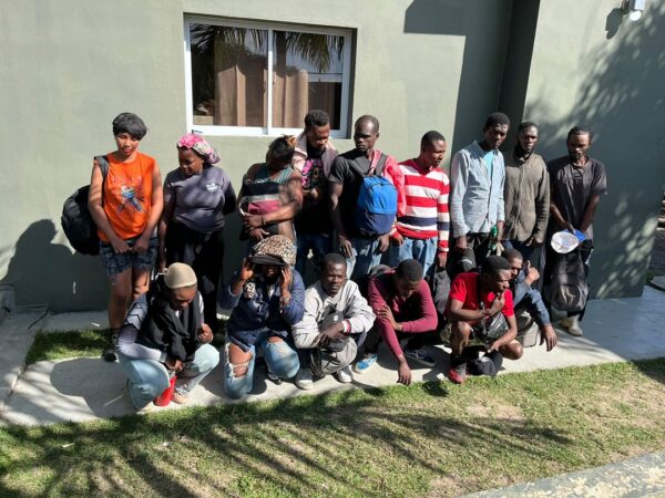 Indocumentados detenidos en Imbert