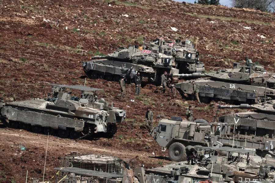Tanques israelíes desplegados en un puesto militar a lo largo de la frontera con el Líbano, el 9 de marzo de 2026.
