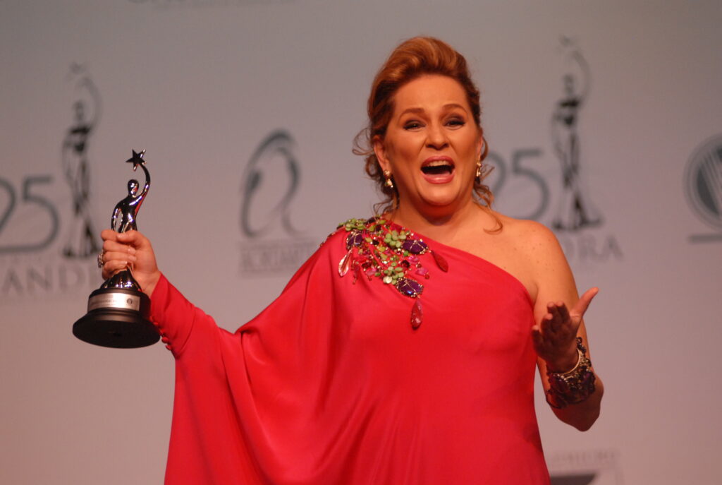 Jatnna Tavarez con un Premio Casandra.