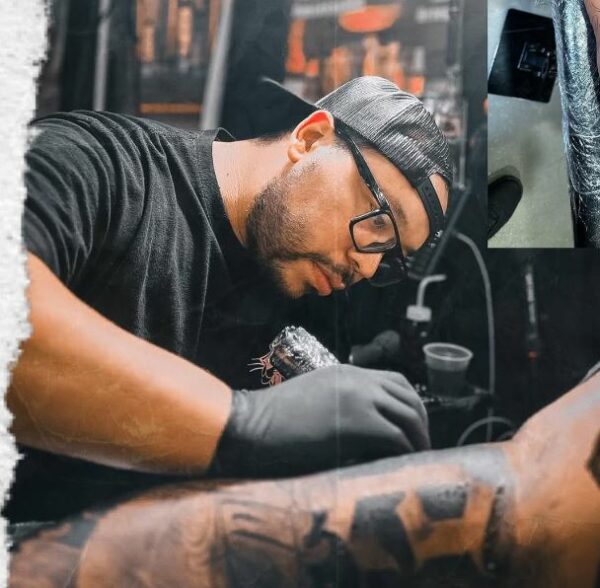 José Ortega plasmando su arte.