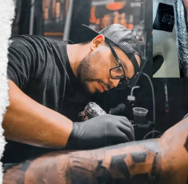 José Ortega plasmando su arte.