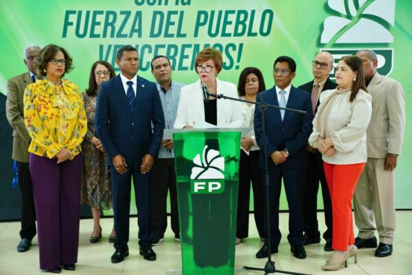 Josefina Pimentel junto a un grupo de trabajo de la secretaría de educación de la Fuerza del Pueblo.