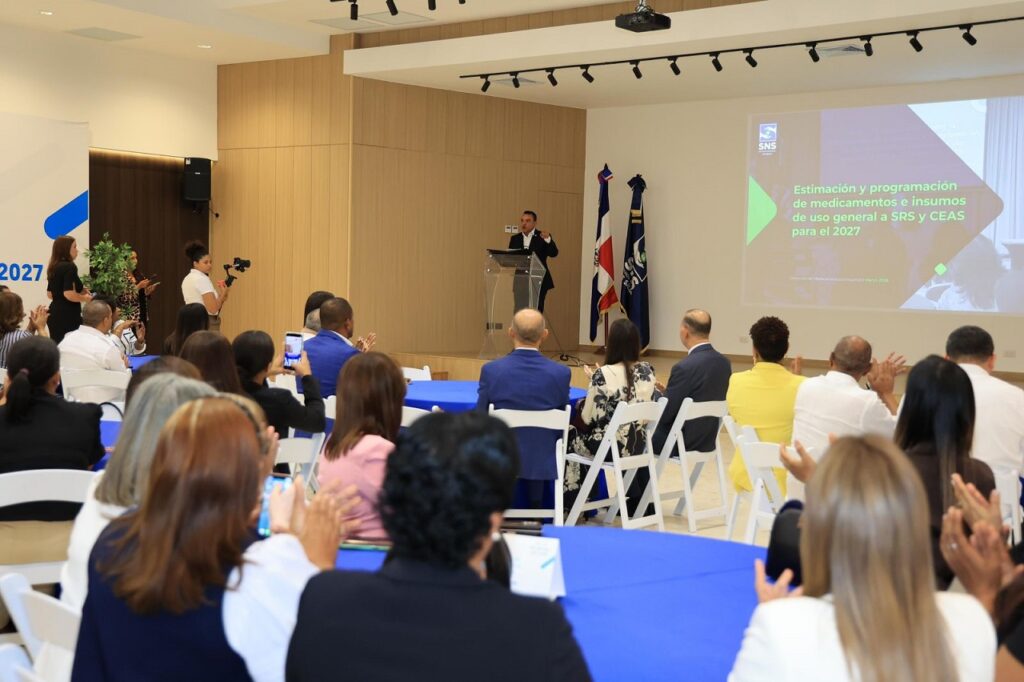 Julio Landrón, director del SNS, destaca que inversión en medicamentos se ha duplicado. 