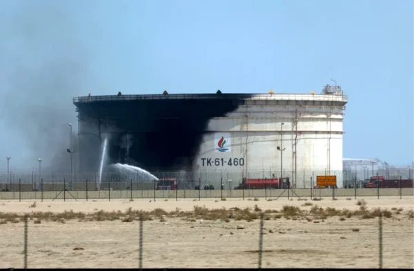 Imagen de archivo de un incendio en en la refinería más grande de Kuwait, la Mina al-Ahmadi.
