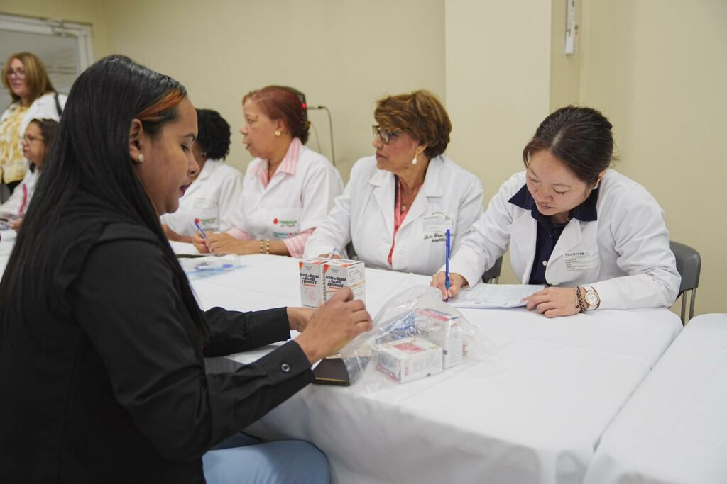 La convocatoria permitirá cubrir la demanda nacional de Farmacias del Pueblo y hospitales entre mayo de 2026 y abril de 2027.