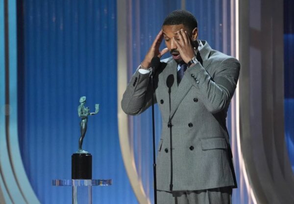 Micahel B. Jordan reacciona al aceptar el premio el premio a mejor actor por Sinners durante la 32a edición de los Premios del Sindicato de Actores en Los Ángeles el 1 de marzo de 2006