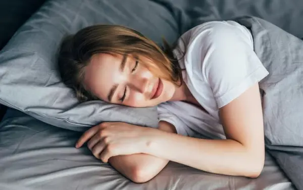 Mujer durmiendo plácidamente sin uso de pantallas.