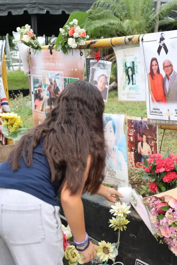 Niña lleva flor y un velón a su madre fallecida en el Jet Set. Chaimy Soriano.