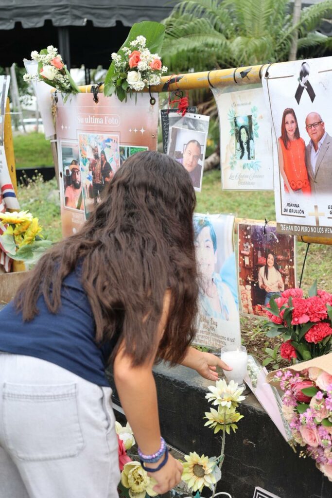 Niña lleva flor y un velón a su madre fallecida en el Jet Set. Chaimy Soriano.