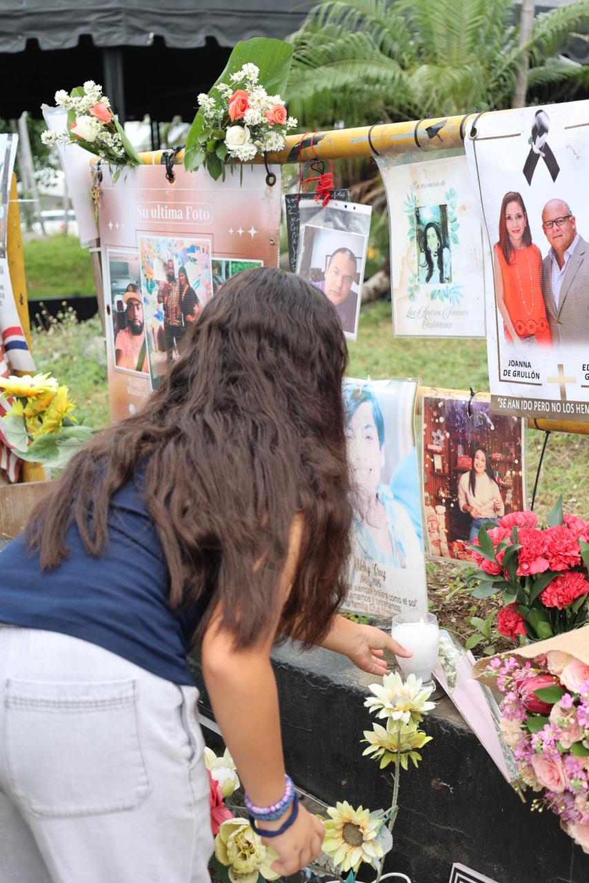 Niña lleva flor y un velón a su madre fallecida en el Jet Set. Chaimy Soriano.