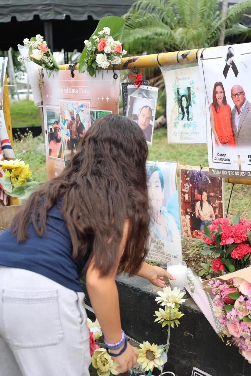 Niña lleva flor y un velón a su madre fallecida en el Jet Set. Chaimy Soriano.