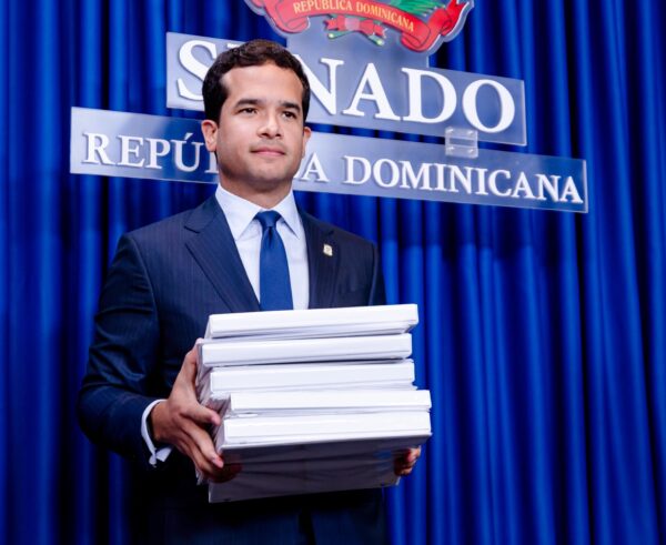Omar Fernández entregando el proyecto de ley.