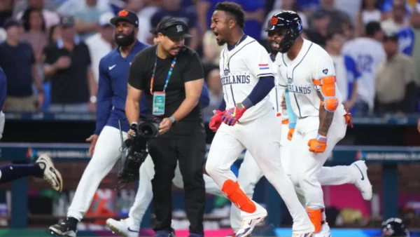 Ozzie Albies festeja jonrón ante Nicaragua