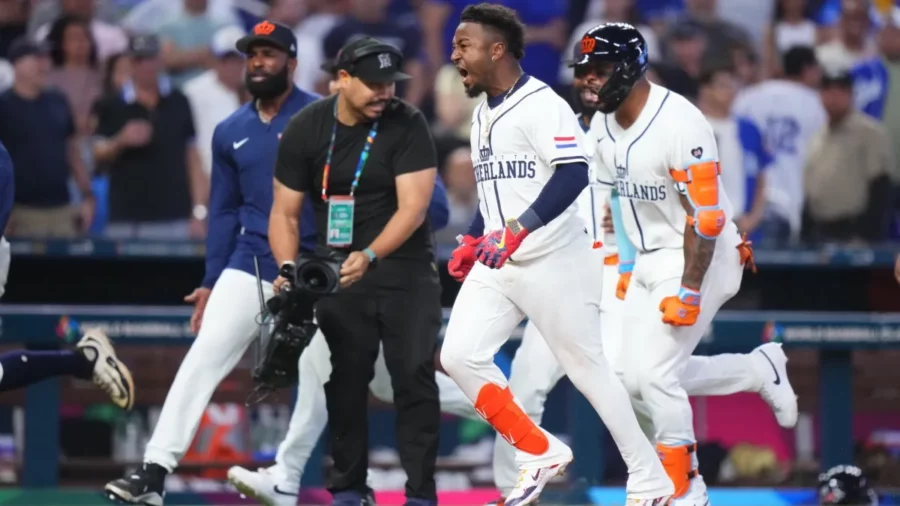 Ozzie Albies festeja jonrón ante Nicaragua