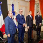 Abinader se reúne con dominicanos en París y reafirma apoyo a la diáspora