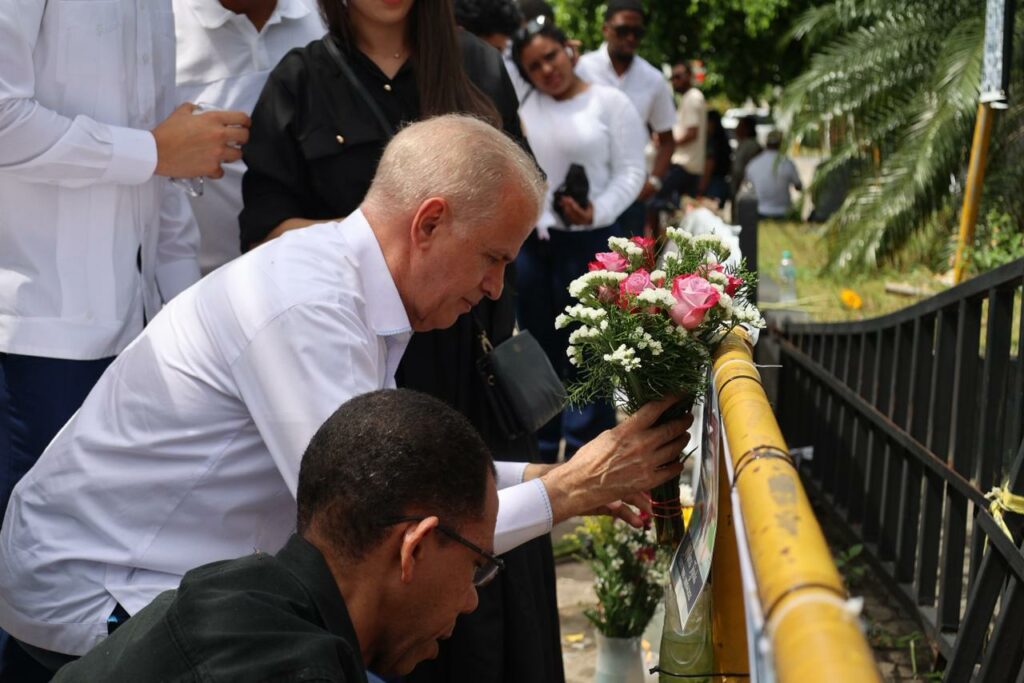 Padre lleva flores a su hija fallecida en la fatídica madrugada del 8 de abril. Chaimy Soriano.