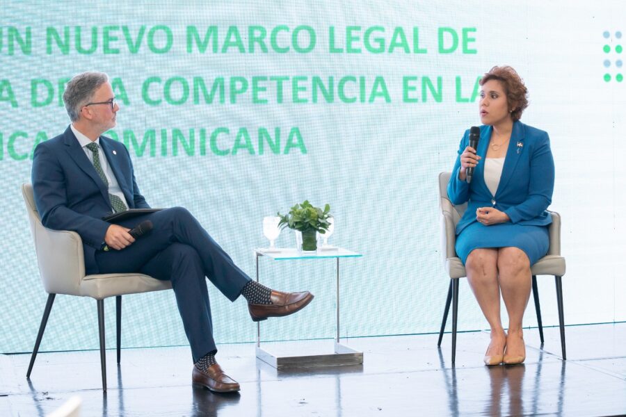 Panel moderado por Mario Pujols VPE de la AIRD junto a María Elena Vásquez Taveras, presidenta de la Comisión Nacional de Defensa de la Competencia (Pro-Competencia).