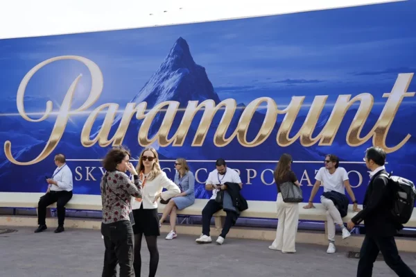 Vista de un anuncio de Paramount en Cannes (Francia), el 13 de octubre de 2025.