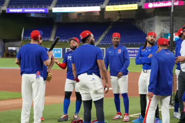Peloteros dominicanos en prácticas para el Clásico Mundial