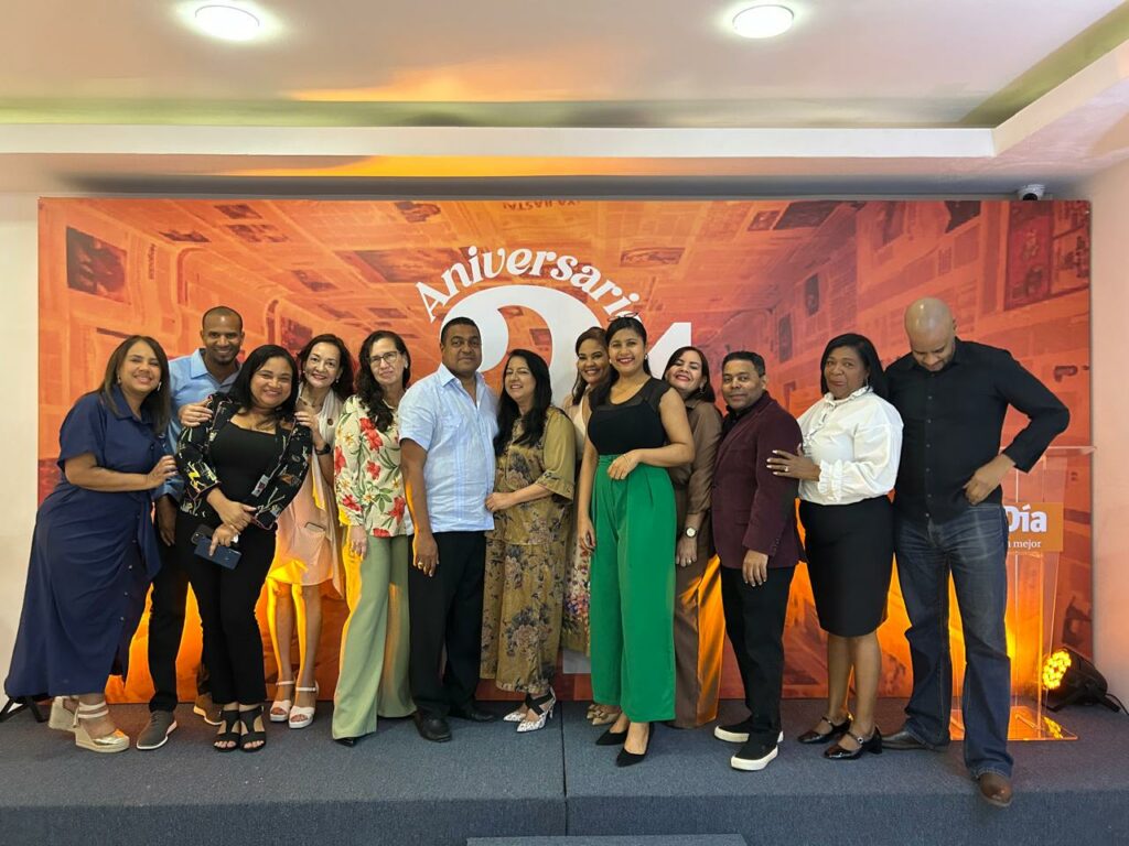 Periodistas de El Día junto a su director José P. Monegro y su esposa Angela Medina