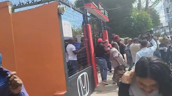 Prensa fue dispersada con gas pimienta