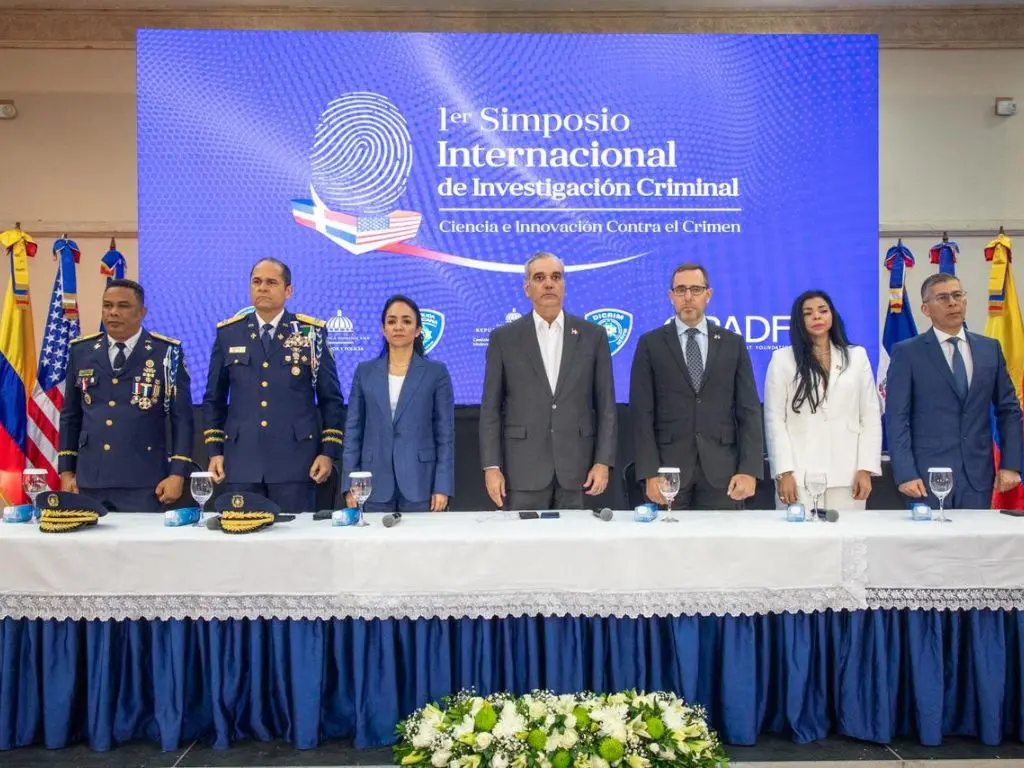 Abinader encabeza apertura del Primer Simposio Internacional de Investigación Criminal y anuncia firma de decálogo policial
