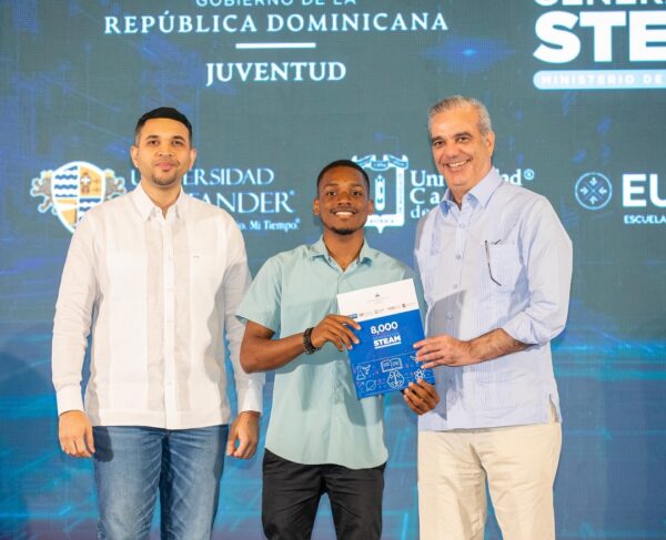 Presidente Abinader entrega beca Steam