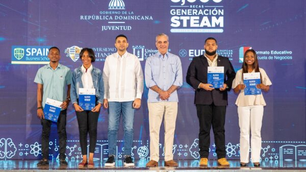 Presidente Abinader junto a jóvenes beneficiados con las becas
