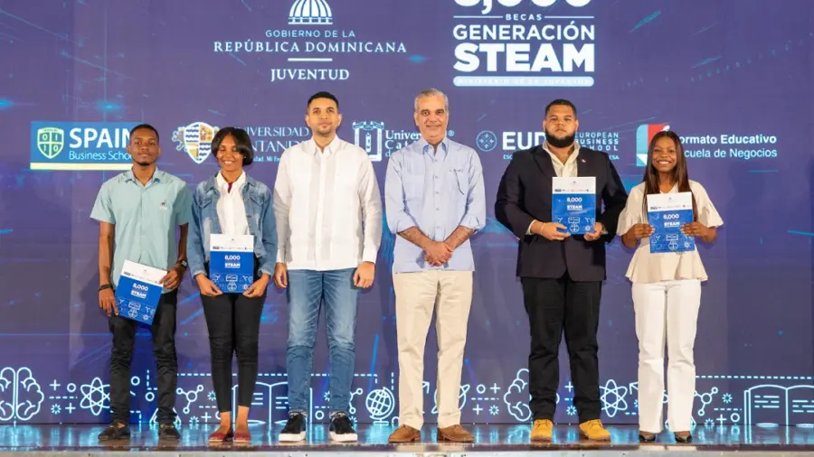 Presidente Abinader junto a jóvenes beneficiados con las becas