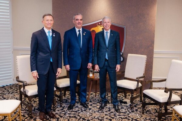 Presidente Abinader y el Canciller Roberto Alvarez, junto a Chris Wright