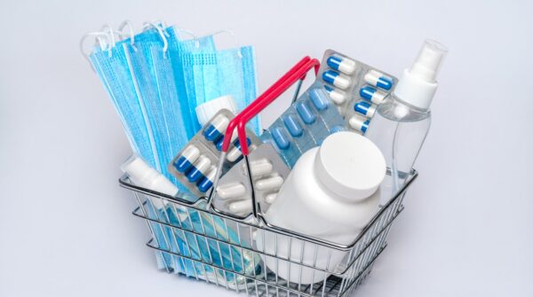 El Ministerio de Salud revela que alimentos y bebidas concentraron el 44.7% de las aprobaciones, seguidos por cosméticos, medicamentos y productos sanitarios autorizados para su comercialización en enero.