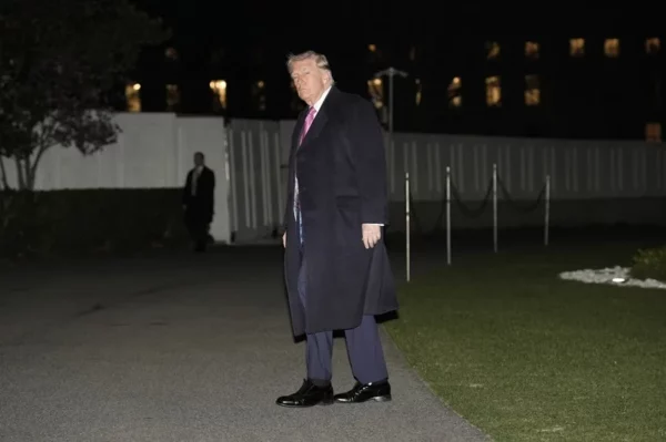 Washington (United States), 29/03/2026.- US President Donald Trump walks on the South Lawn of the White House upon his return to Washington, DC, USA, 29 March 2026.