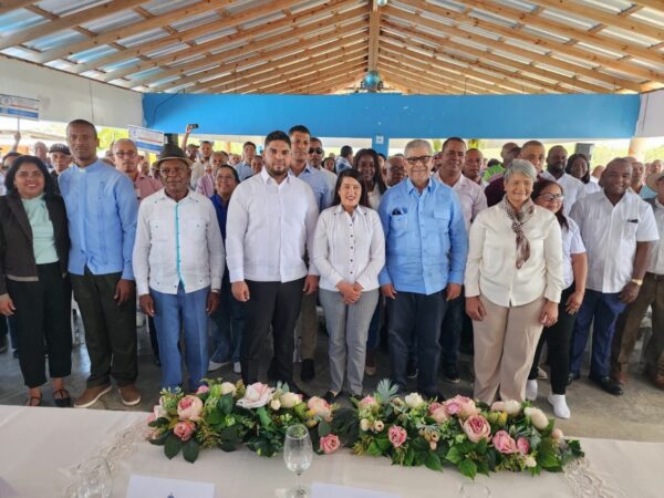 Funcionarios del IAD, autoridades locales y campesinos beneficiarios.