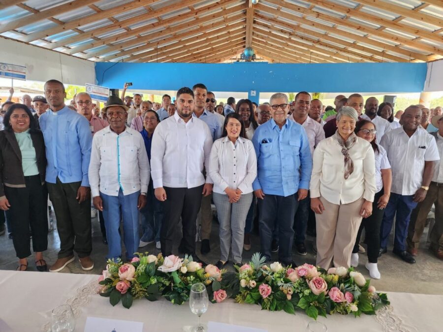 Funcionarios del IAD, autoridades locales y campesinos beneficiarios.