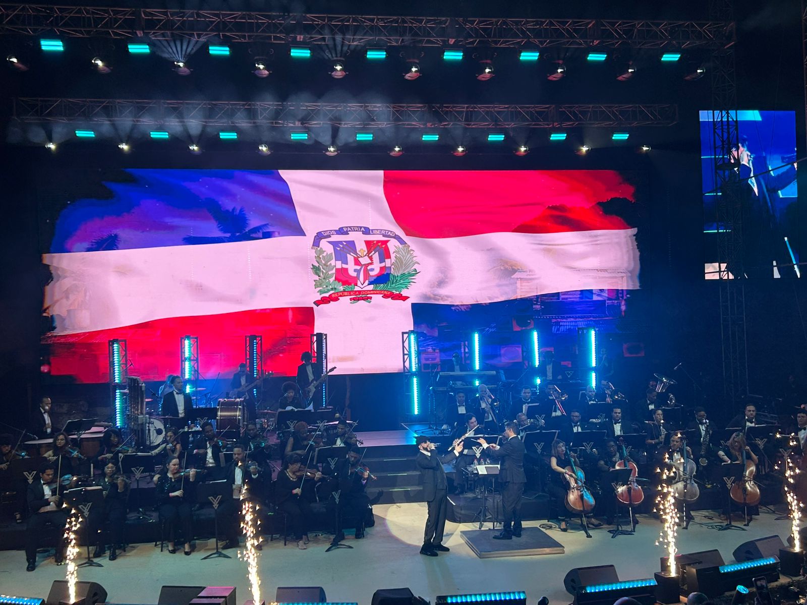 Yandel hace historia en Altos de Chavón con concierto sinfónico a casa llena