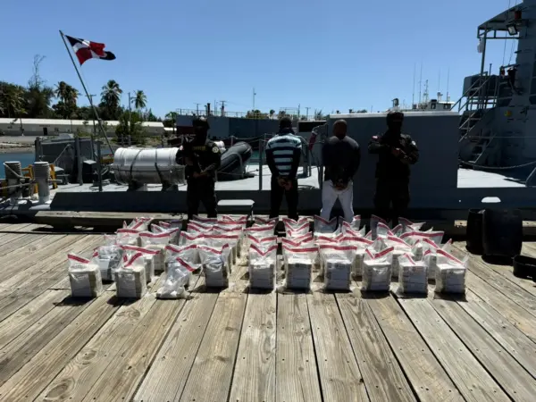 Durante la inspección de la embarcación, los equipos operativos ocuparon nueve garrafones que simulaban contener combustible.
