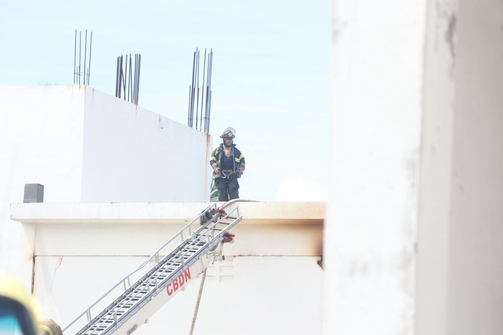 Más de 150 bomberos combaten incendio en almacén del BanReservas