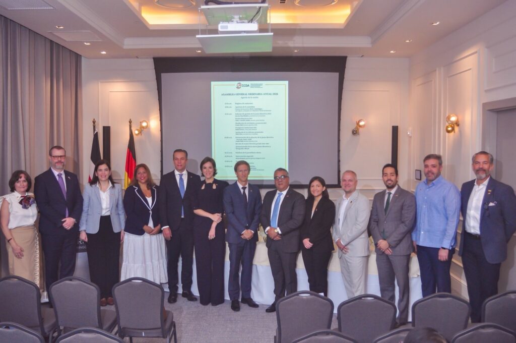  Iquierda a Derecha: Frauke Pfaff (directora ejecutiva), Karsten Paul Windeler (expresidente), Maite Mallén (vocal), Paola Valdez (secretaria), Eric Lembcke (vicepresidente), Eileen Jiménez (presidenta), 
Moritz Jacobshagen (jefe adjunto, embajada de la República Federal de Alemania), Rafael Romero (tesorero), Carla Frías (vocal), Joerg Aldinger (vocal), Fabio Guzmán Saladín (vocal), Pablo Viñas (vocal), Franquiz Caraballo (vocal).