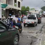 Moradores de Bayona exigen arreglo de calle tras más de 20 años en mal estado