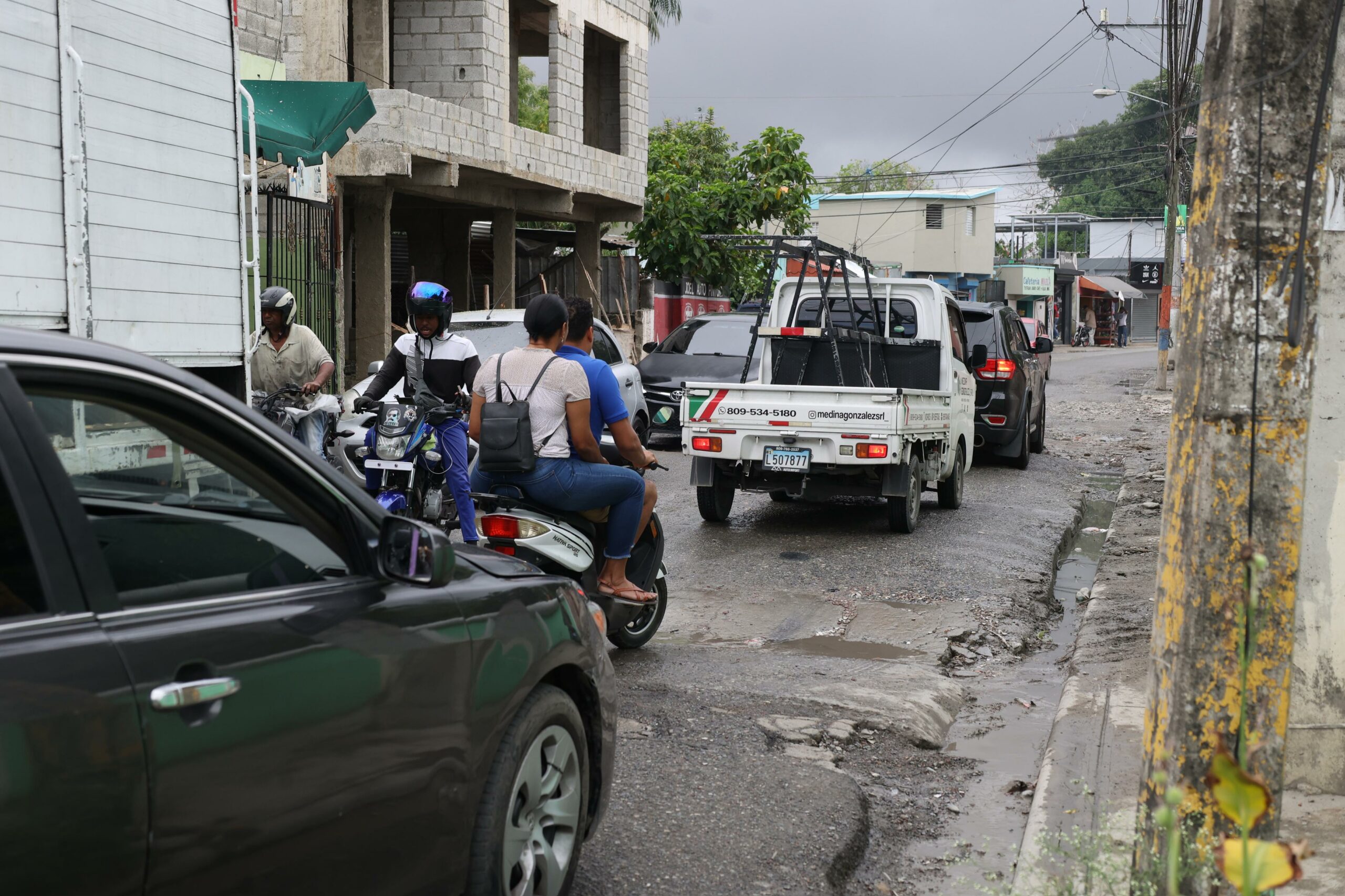 Moradores de Bayona exigen arreglo de calle tras más de 20 años en mal estado