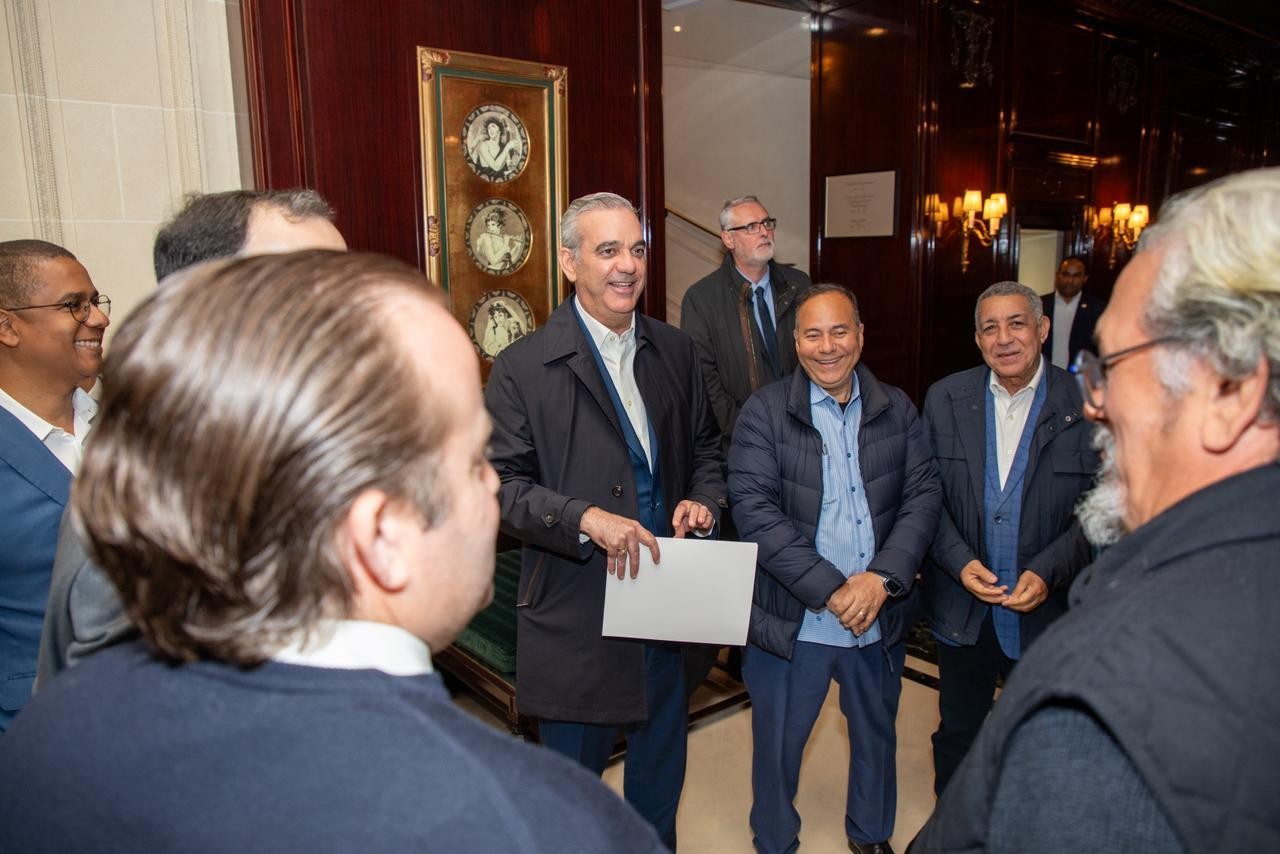 Presidente Abinader llega a París para reunirse con Macron y participar en Foro Global Anticorrupción e Integridad