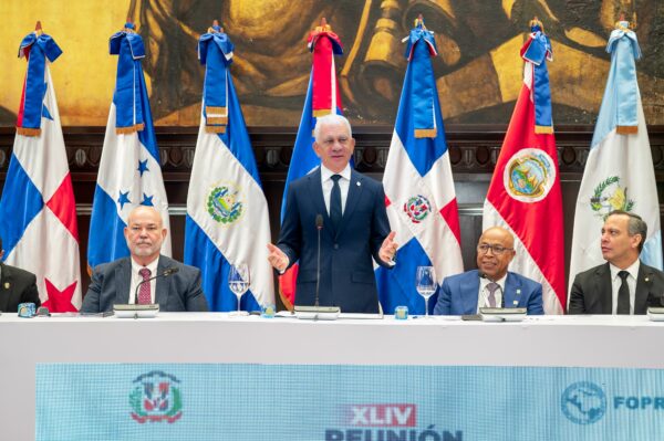 Ricardo de los Santos junto a parlamentarios