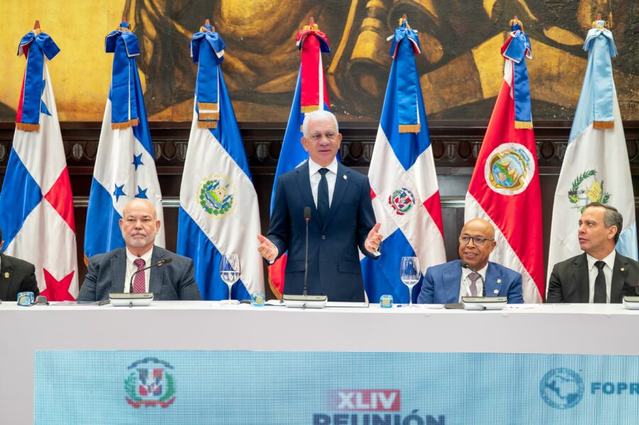 Ricardo de los Santos junto a parlamentarios