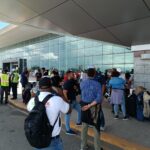 Decenas de pasajeros varados en el AILA por vuelo a Madrid sin explicación