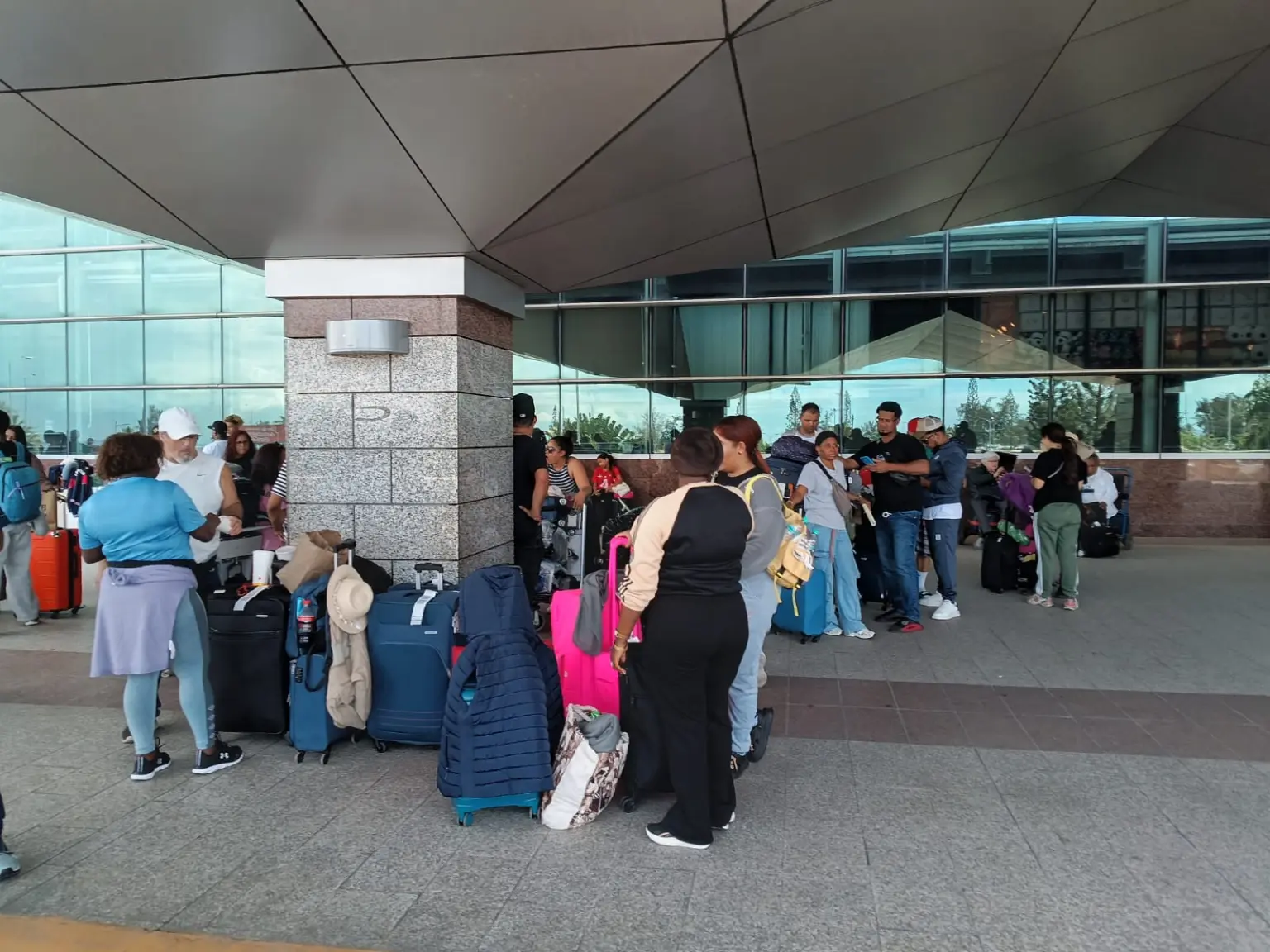 Decenas de pasajeros varados en el AILA por vuelo a Madrid sin explicación