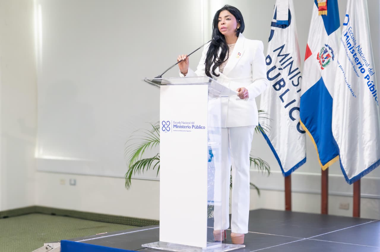 Yeni Berenice  pide a fiscales y policías honestidad y transparencia