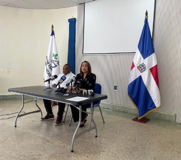 Yagreysy Pérez, presidente de la Asociación Farmacéutica Dominicana, pide mejoras salarias e intervención de Farmacias del Pueblo.