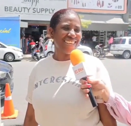 Yulisa Rosario saliendo de un establecimiento comercial.