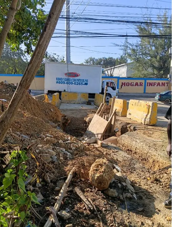 Zanja por instalación de tuberías de agua provoca caos vehicular y pérdidas en los negocios del sector El Tamarindo.
